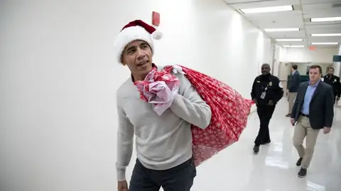 Santa Obama Came to Town And Visited q Children’s Hospital to Give Presents