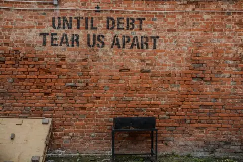 Investing While Paying off Debt – A Simple Rule