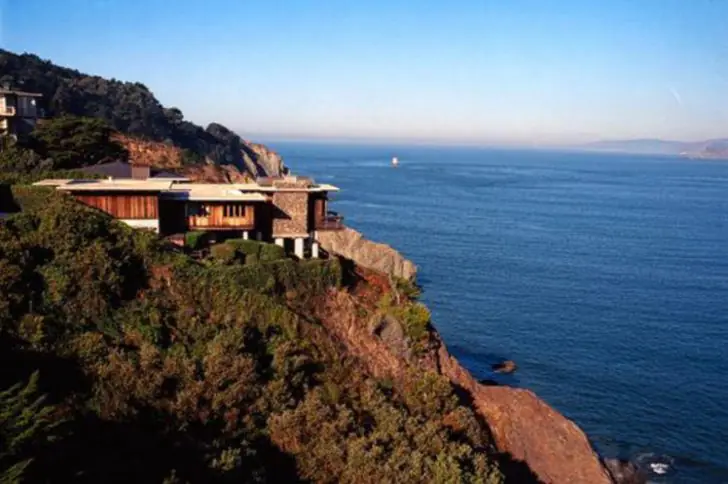 Dorsey's modern mansion in San Francisco, California became the most expensive sea-cliff property deal in the state ever.