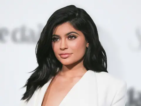 Billionaire Kylie Jenner Makes in 2 Hours What an Average Person Earns in a Year!